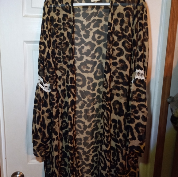 Grance and Emma leopard and lace shawl with sleeves - Picture 3 of 5